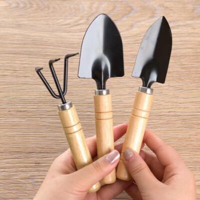 Thickened stainless steel small shovel