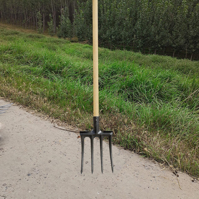Garden Fork Wooden-Handled Digging Shovel Supplier (1) Four-Toothed Steel Fork with Wooden Handle