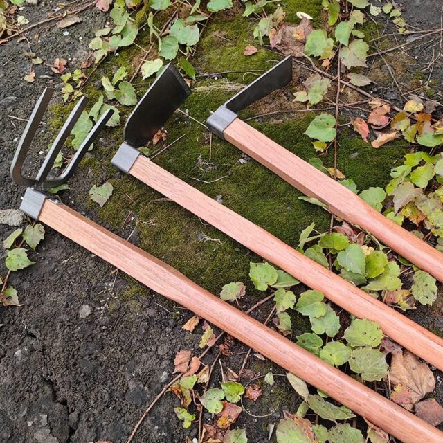 Thickened rail steel digging hoe