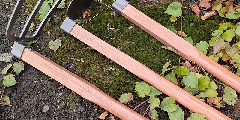 Thickened rail steel digging hoe