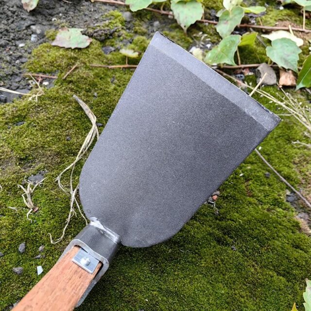 Thickened Rail Steel Digging Hoe for Agricultural Weeding (6) Thickened rail steel digging hoe