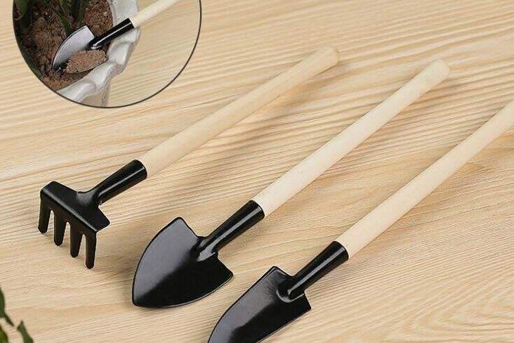 Thickened stainless steel small shovel