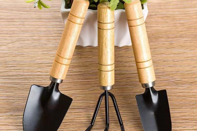 Thickened stainless steel small shovel