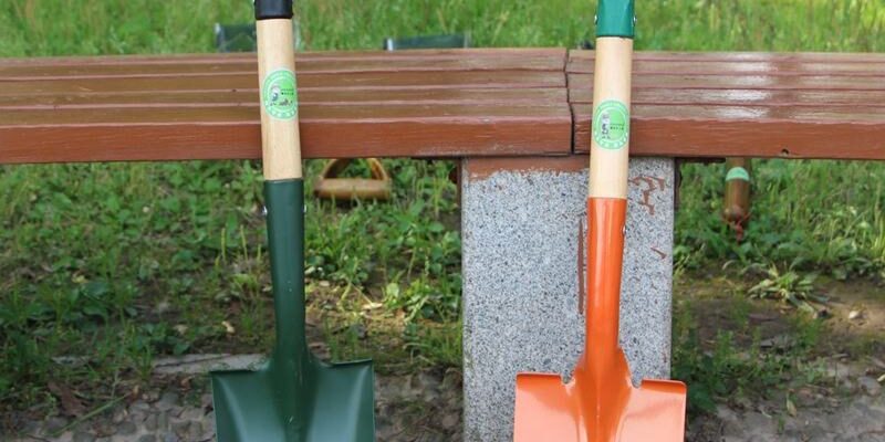 Kids garden tool little shovel with plastic grip